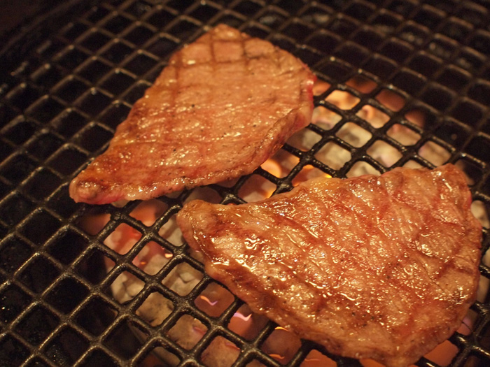焼肉芝浦 三宿で肉を炭火・網で焼いている
