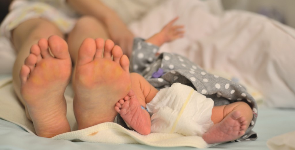 ママの足の裏と、赤ちゃんの足の裏が可愛く並んでいる
