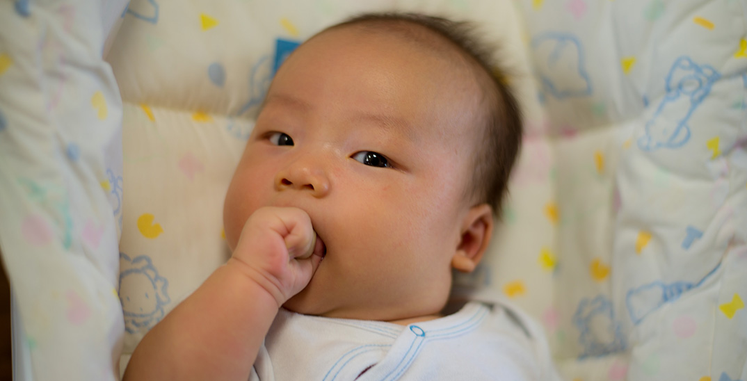 生後2ヶ月の赤ちゃん、指しゃぶり（拳しゃぶり）をはじめました。