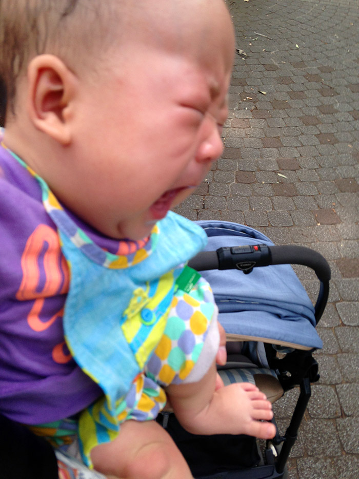 ギャン泣きの赤ちゃんを抱っこ。