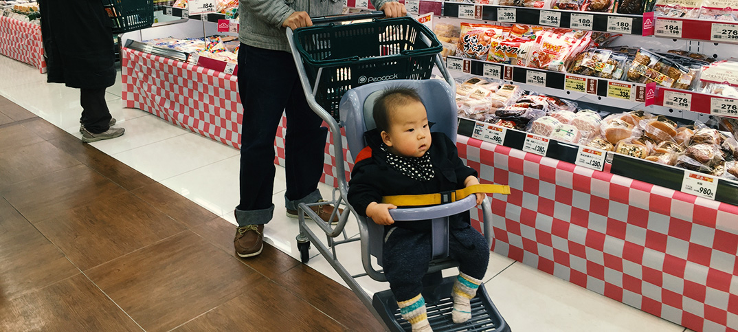 生後8ヶ月 スーパーの赤ちゃん用買い物カートに初乗り 知っておきたい暗黙のマナー パパやる