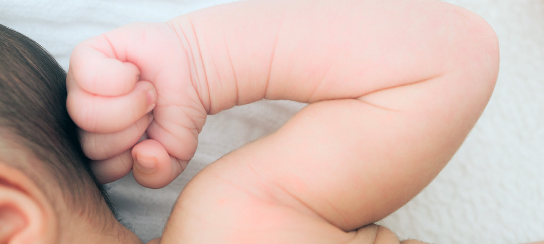 2014年度の出生数は100万人割れ目前。第2次ベビーブーム時の半数以下に。