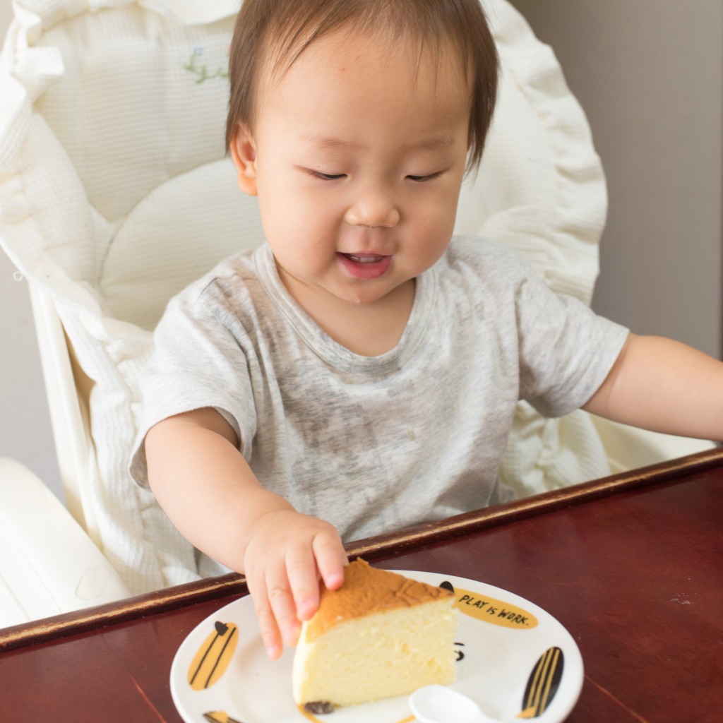 りくろーおじさんの焼きたてチーズケーキを食べる赤ちゃん。