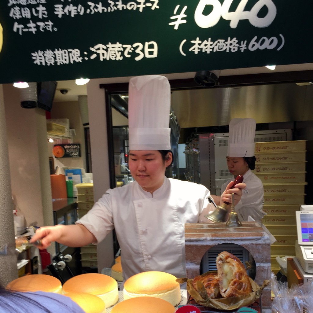 大阪銘菓「焼きたてチーズケーキ」・りくろーおじさんの店