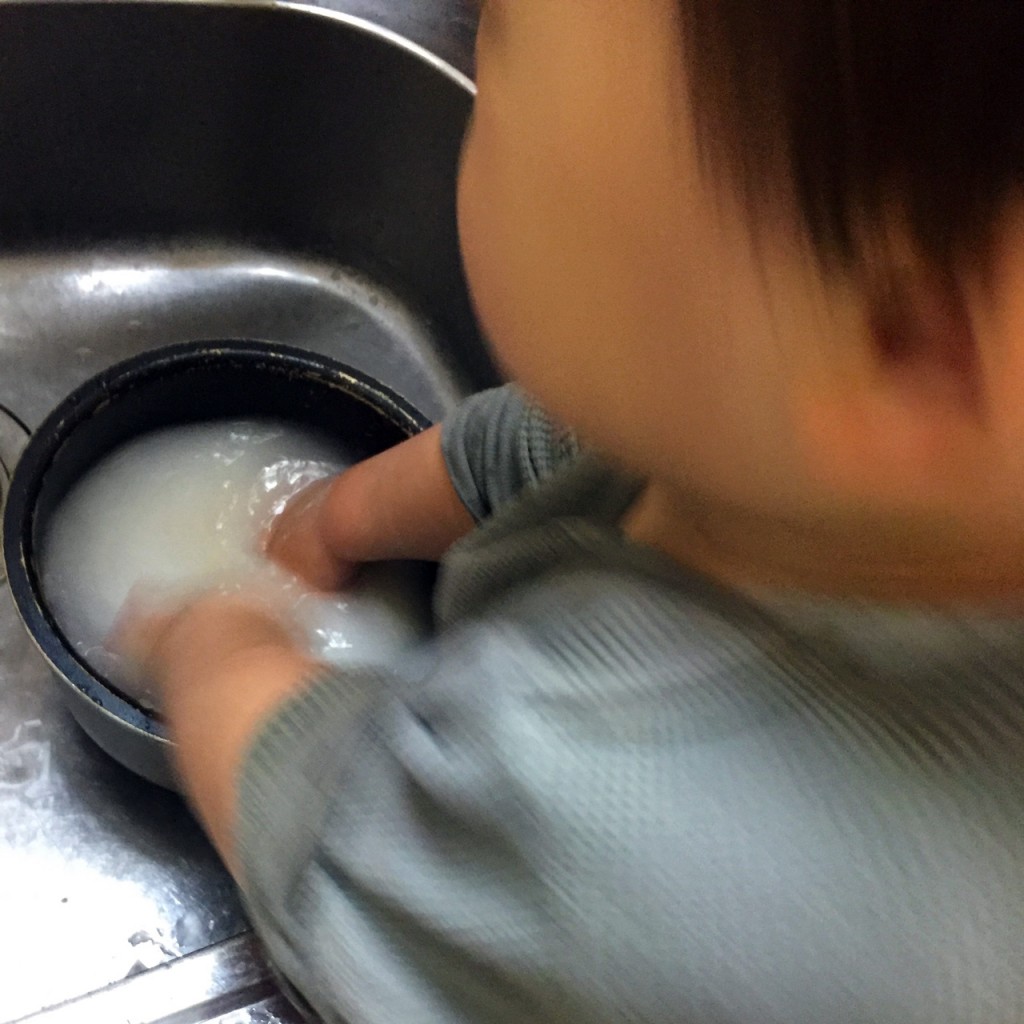 お米をめちゃくちゃ入念に研ぐ鼓太郎。びっくりするくらいお水が透明になりました。笑