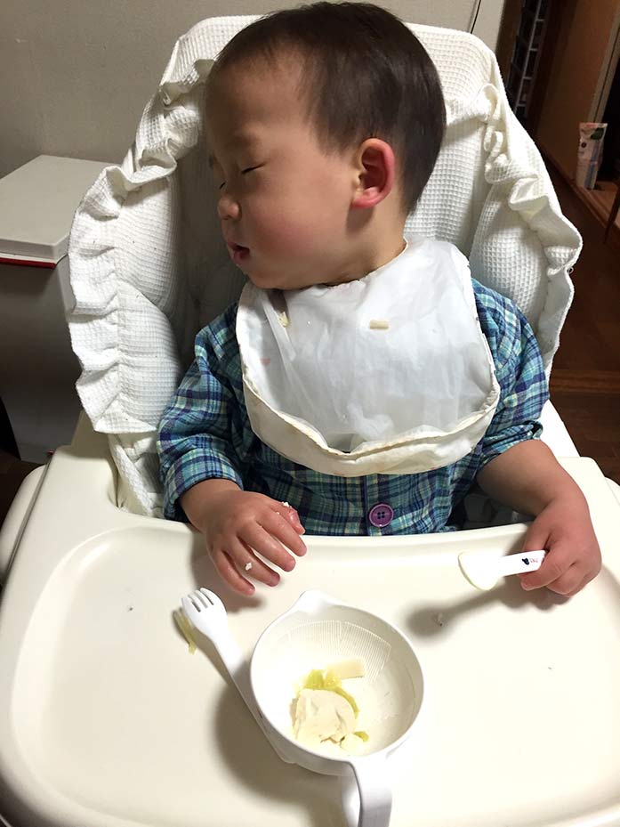 ごはんを食べながら寝落ちした1歳の息子