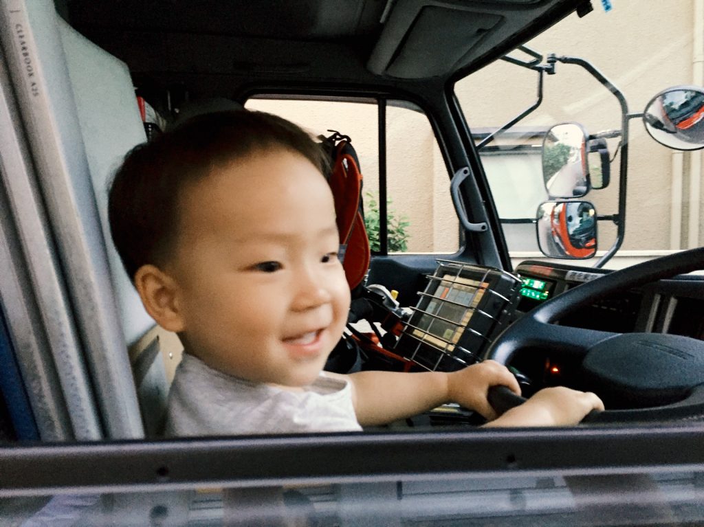 消防車に乗る子供（東京都世田谷区）