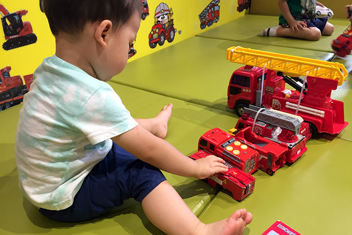 消防車両のおもちゃで遊ぶ2歳の息子（消防博物館 東京消防庁）