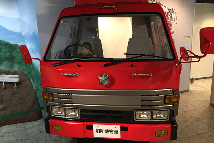 消防車の運転席に座る2歳の息子（消防博物館 東京消防庁）