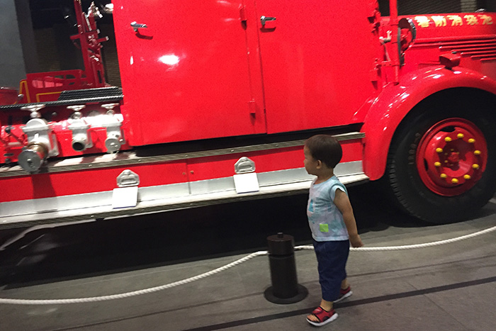2歳児と消防車（消防博物館 東京消防庁）