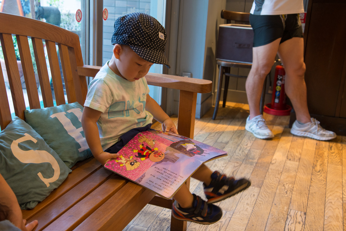 駒沢公園となりのフレッシュネスバーガーで、アンパンマンの絵本を読む鼓太郎