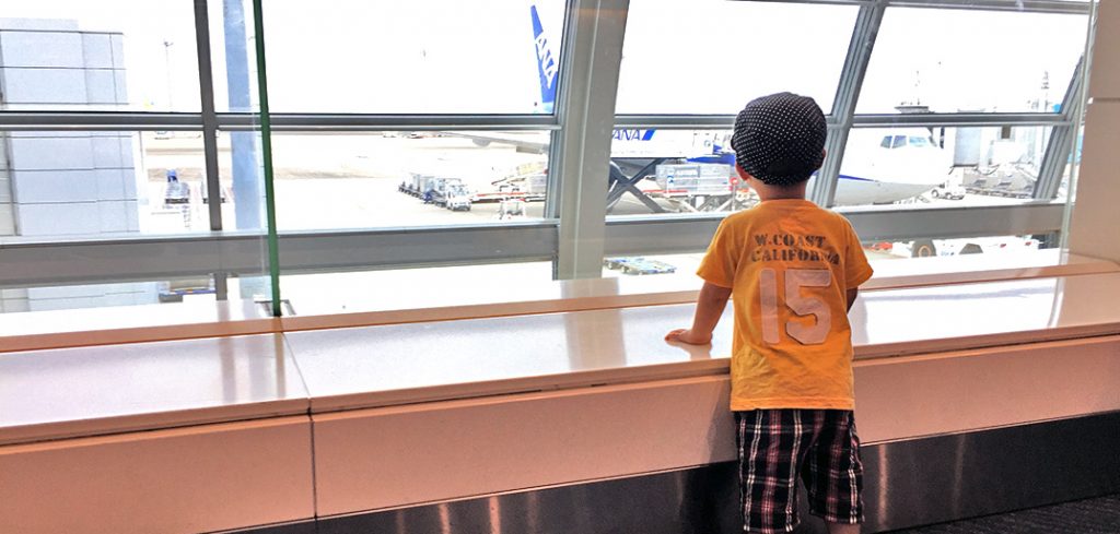 空港で飛行機を眺める息子