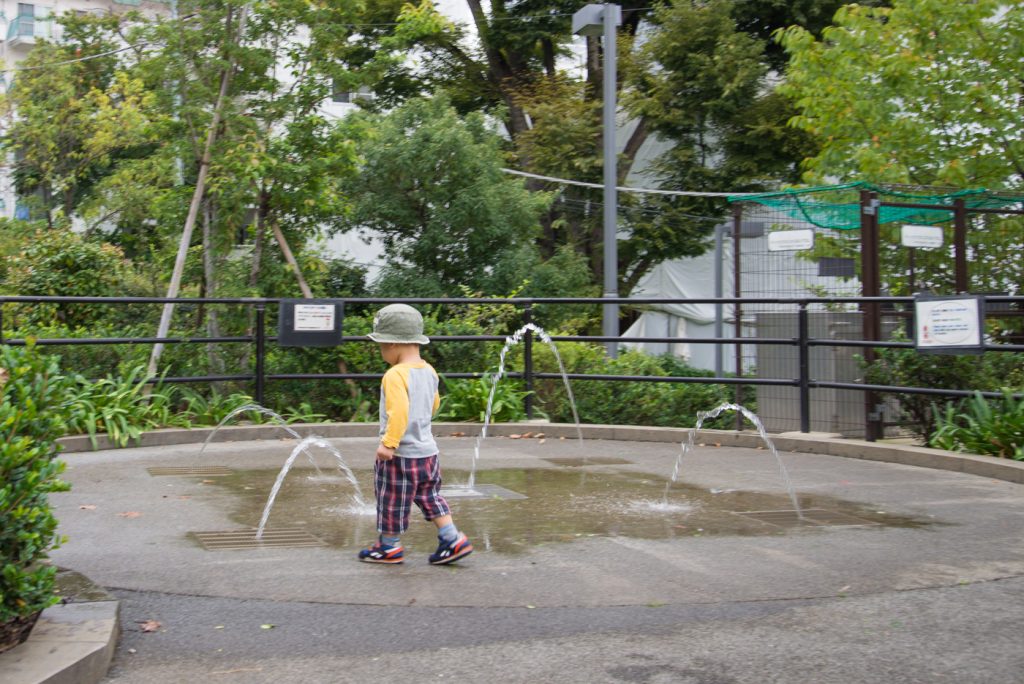 港区立檜町公園の噴水を見つけた子供