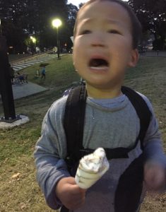 アイスクリームを片手に泣く鼓太郎