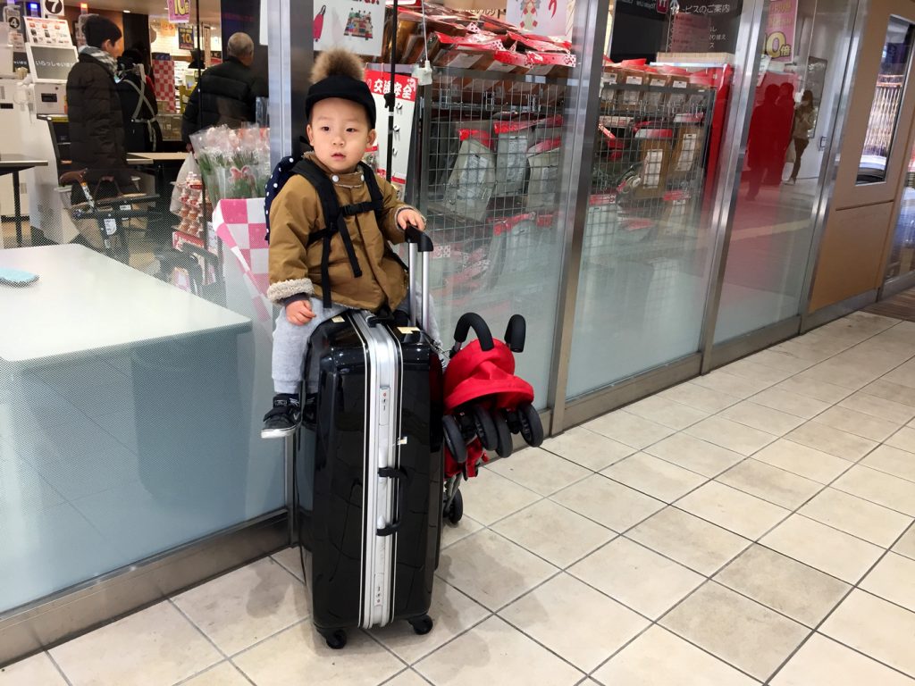 スーツケースに乗る子供