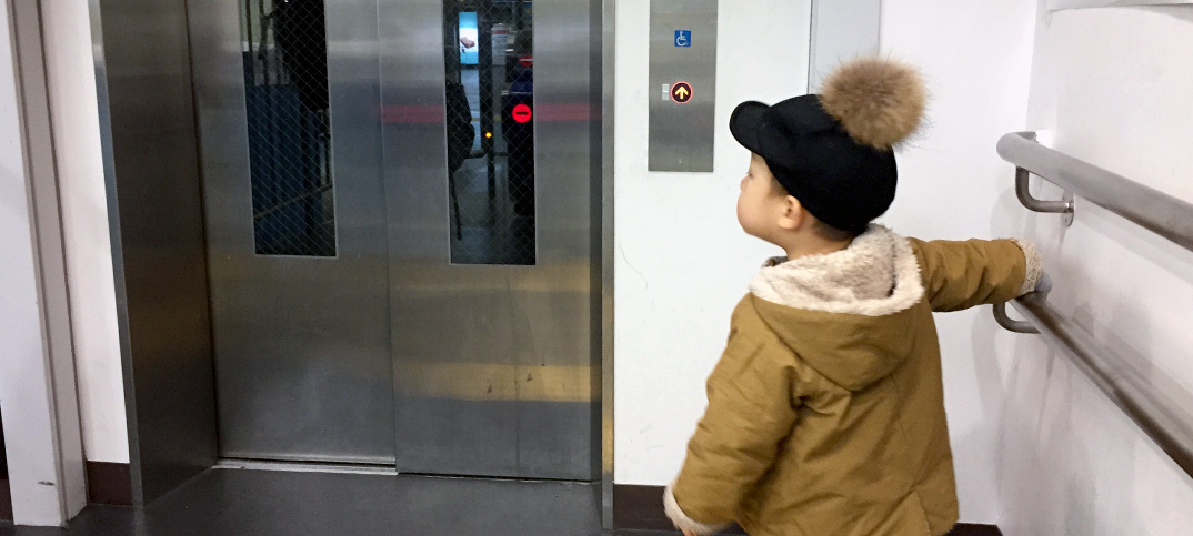 エレベーターが開くとき、扉に引き込まれる事故が複数発生。消費者庁が幼い子供のエレベーター事故を警告！
