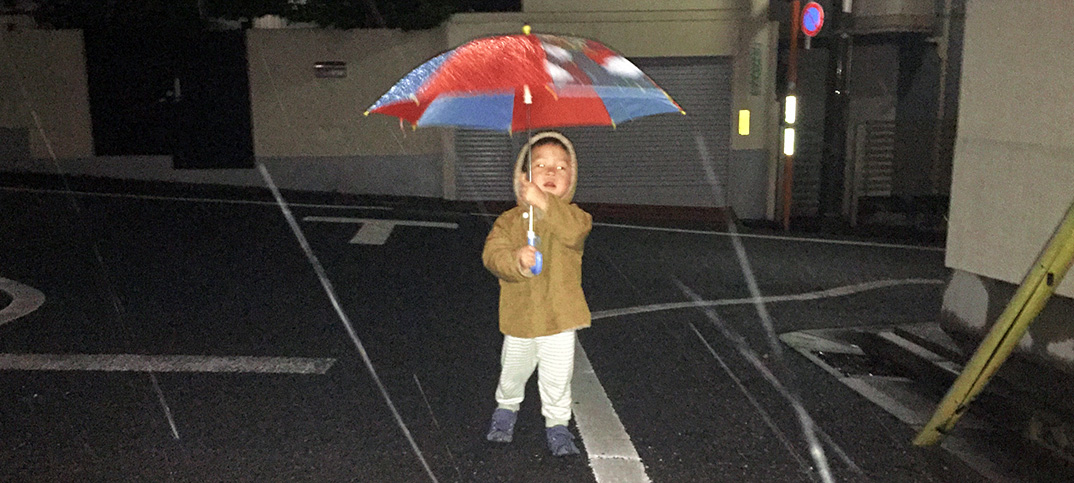 はじめての傘、2歳10ヶ月