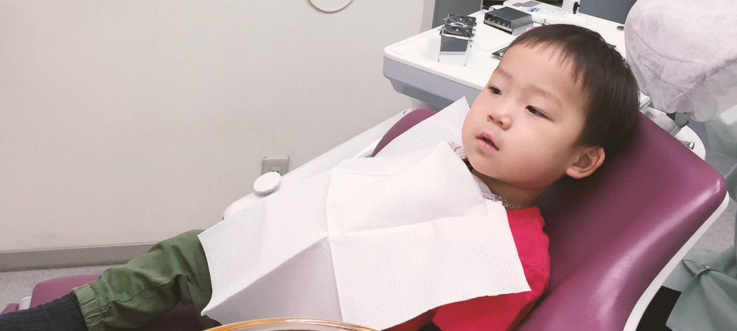 歯医者さんでおとなしく上手に座る鼓太郎（2歳10ヶ月）