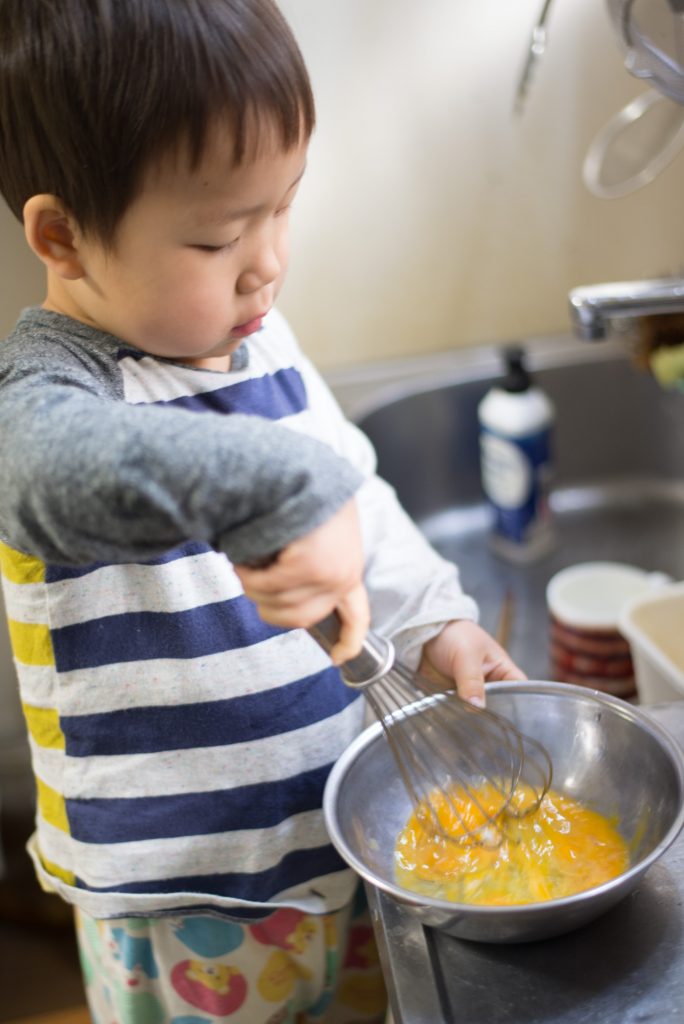 2歳の料理「フレンチトースト」割ったたまごを泡立て器で混ぜます