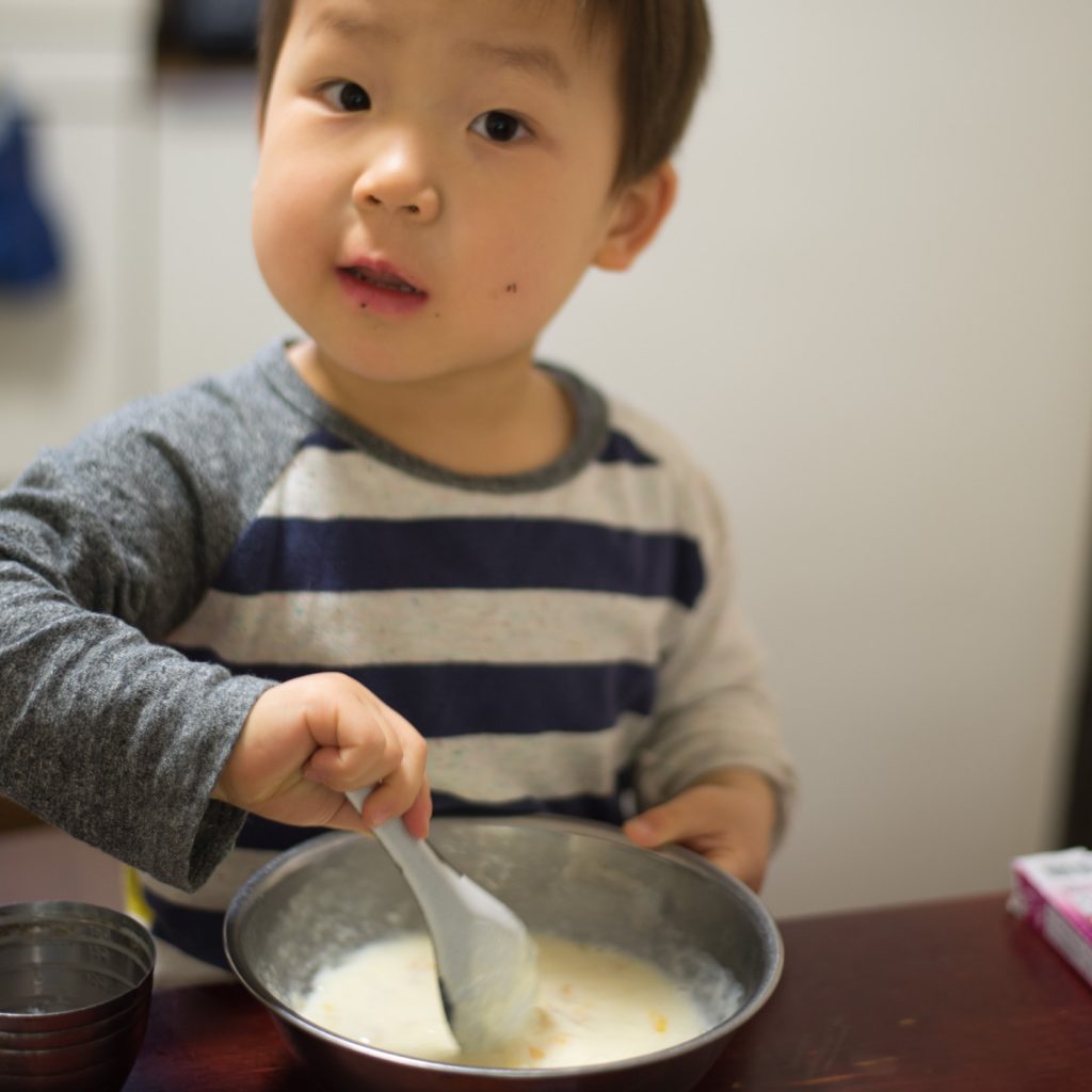 2歳の料理「贅沢フルーチェ」牛乳を入れて混ぜます