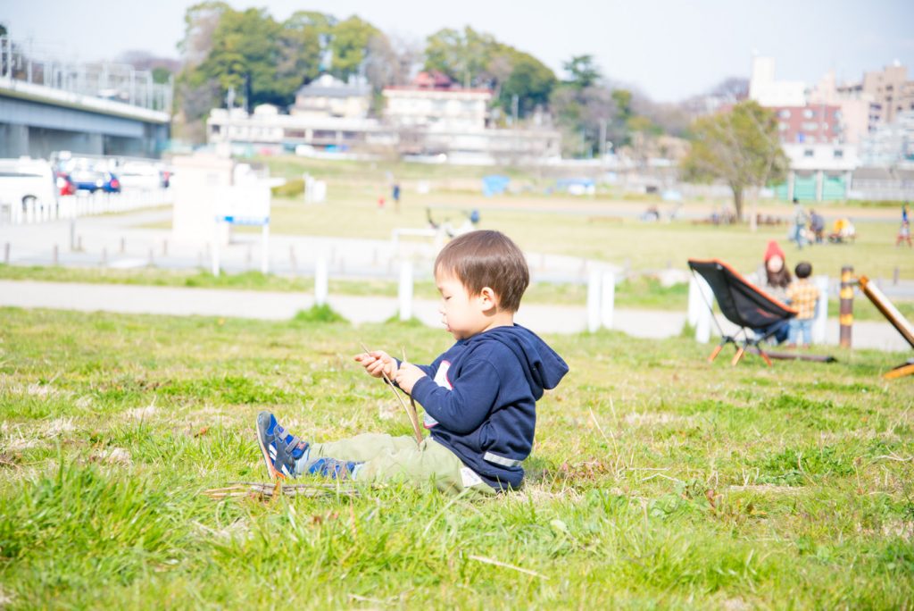 芝に座る子供