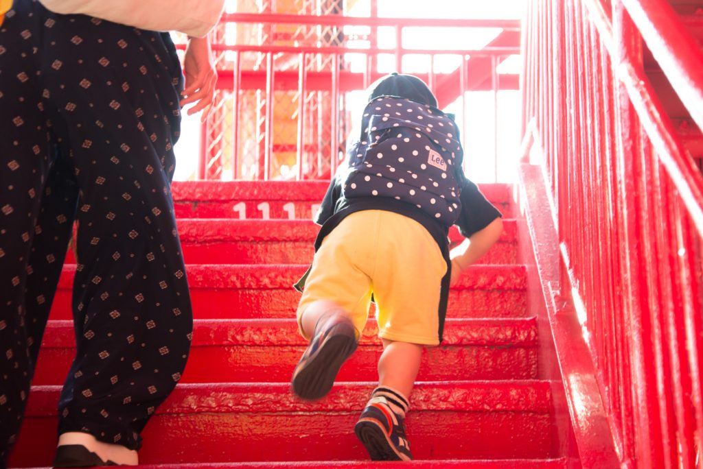 東京タワーの階段を登る子供（3歳）