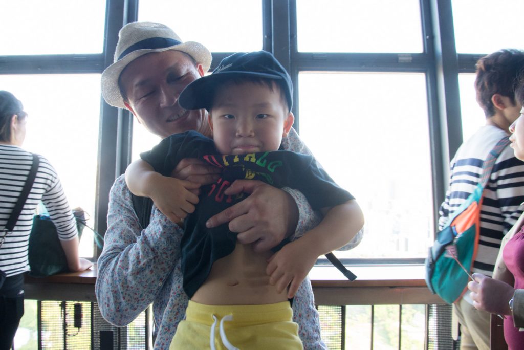 東京タワー 階段でゴール　3歳の鼓太郎と43歳のパパ