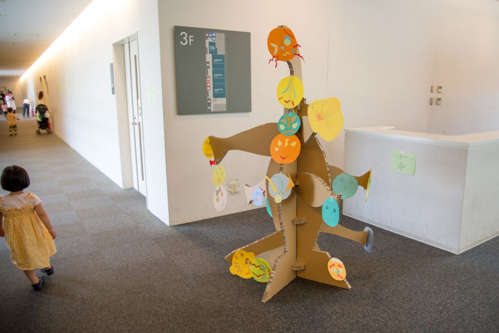 岡本太郎氏の作品「こどもの樹」をダンボールと画用紙で製作