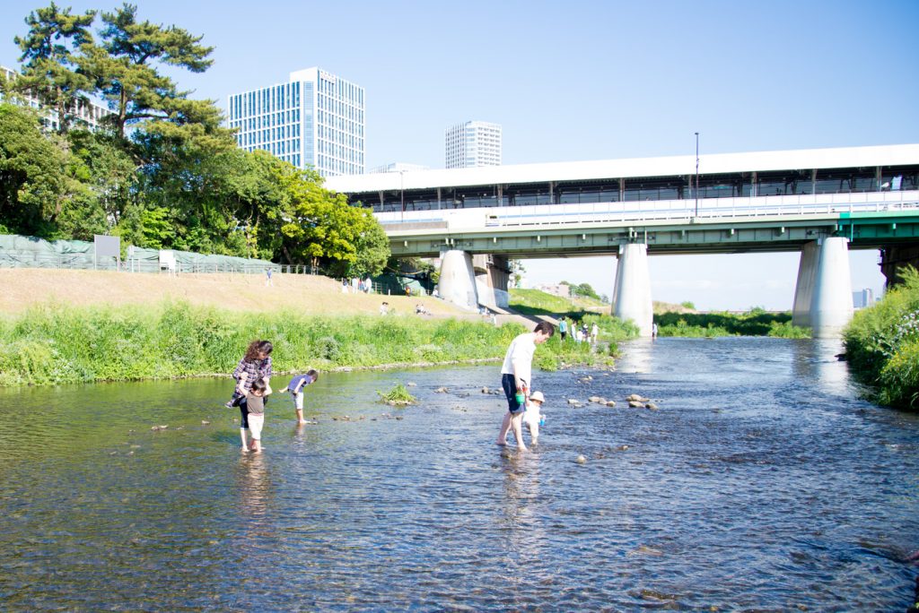 川遊びする子供達 - 二子玉川駅から多摩川駅への道順