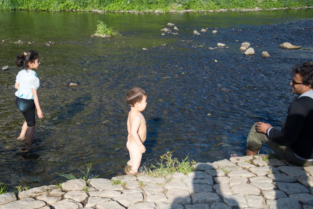 多摩川で水遊びする子供