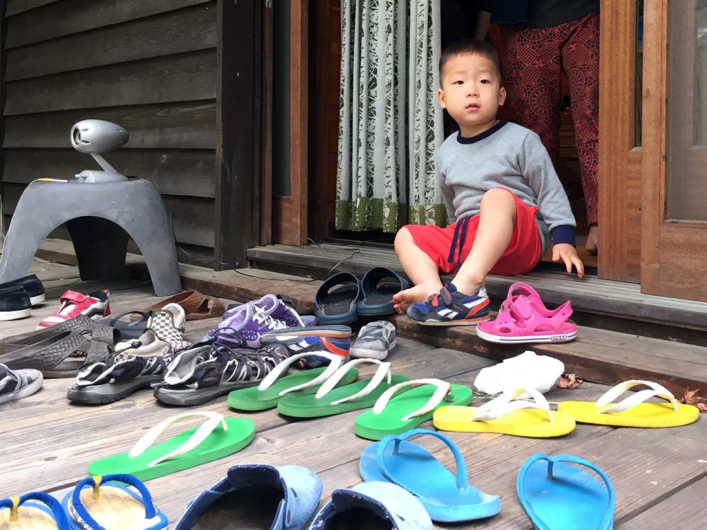 3歳の息子と、脱ぎ捨てられたたくさんのサンダルと靴