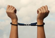 手錠をかけられた女性の手