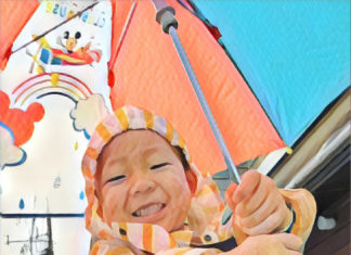 保育園行きたくない!と、パパを困らせる3歳の息子。その理由は、まさかのアレだった 雨の日、傘をさして、3歳の息子がパパと肩ぐるま。