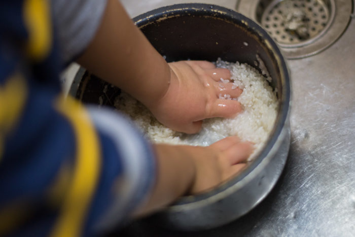3歳半、自分でお米を洗う鼓太郎