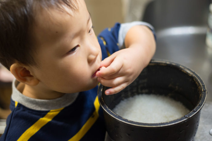 3歳半、炊く前のお米を味見する鼓太郎