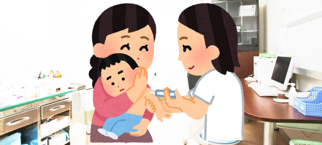 病院で予防接種をうける赤ちゃん