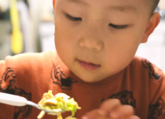 野菜嫌い、4歳でキャベツを克服。千切りサラダをドレッシングでおいしく食べました キャベツを食べる4歳男の子