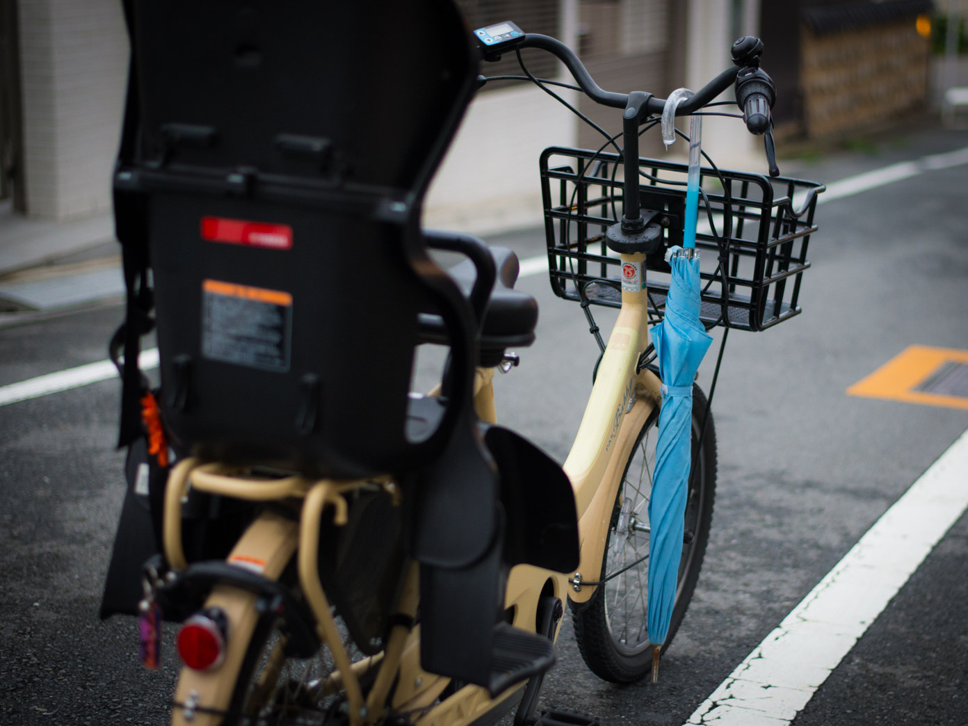 自転車事故 閉じた傘が前輪に巻き込まれ転倒 抱っこ紐の赤ちゃんが亡くなる パパやる
