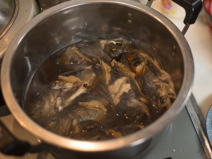 お鍋にたくさん入った魚の煮付け