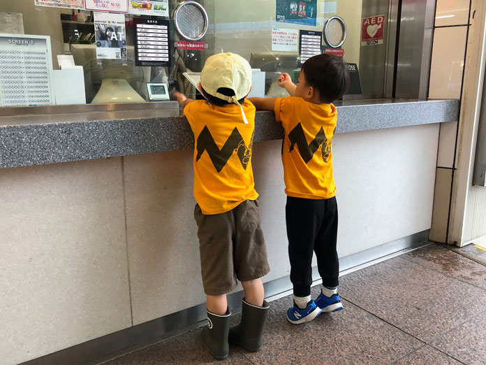渋谷TOEIの窓口でチケットを購入する子ども