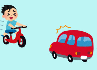 ペダル無し自転車で走る子どもとそれに驚く自動車