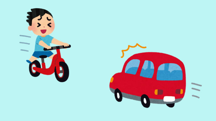 ペダル無し自転車で走る子どもとそれに驚く自動車