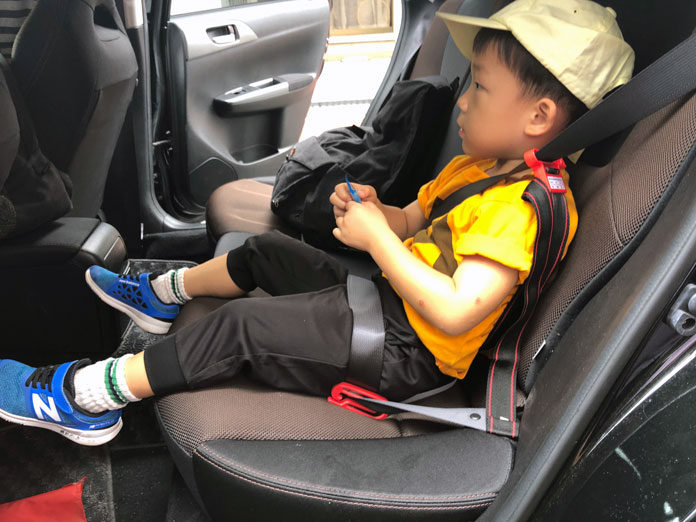 マイフォールド mifold を着用して車に座っている4歳の男の子