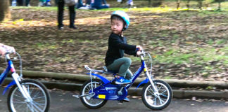 補助輪なしの自転車をこぐ男の子