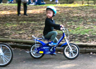 補助輪なしの自転車をこぐ男の子