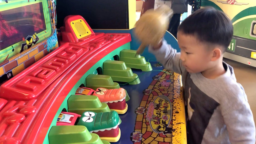 ワニワニパニック２をプレイしている4歳の男の子