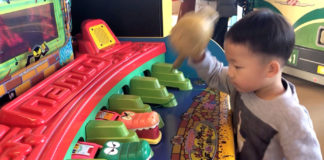 ワニワニパニック２をプレイしている4歳の男の子