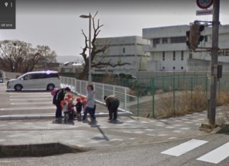 交差点で車道から離れて信号待ちをする保育園児達