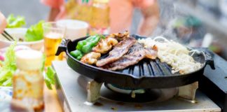 ジンギスカン鍋とカセットコンロで、自宅の庭で焼肉