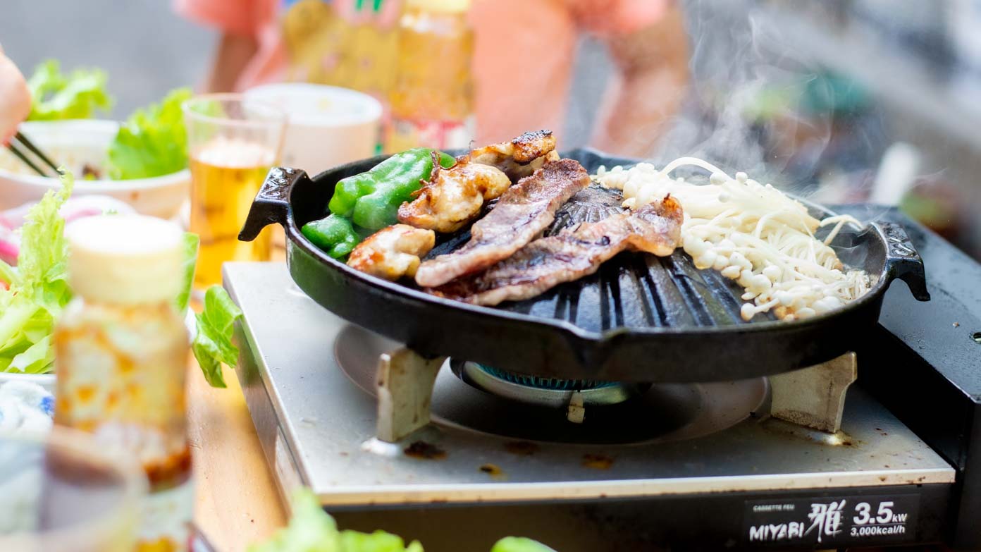 ジンギスカン鍋で焼肉。妻・子どもの誕生日パーティーを玄関先で開催しました（家族だけで） - パパやる